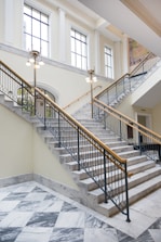 Elegant staircase covered with white marble from País, highlighting smooth steps and polished surfaces.