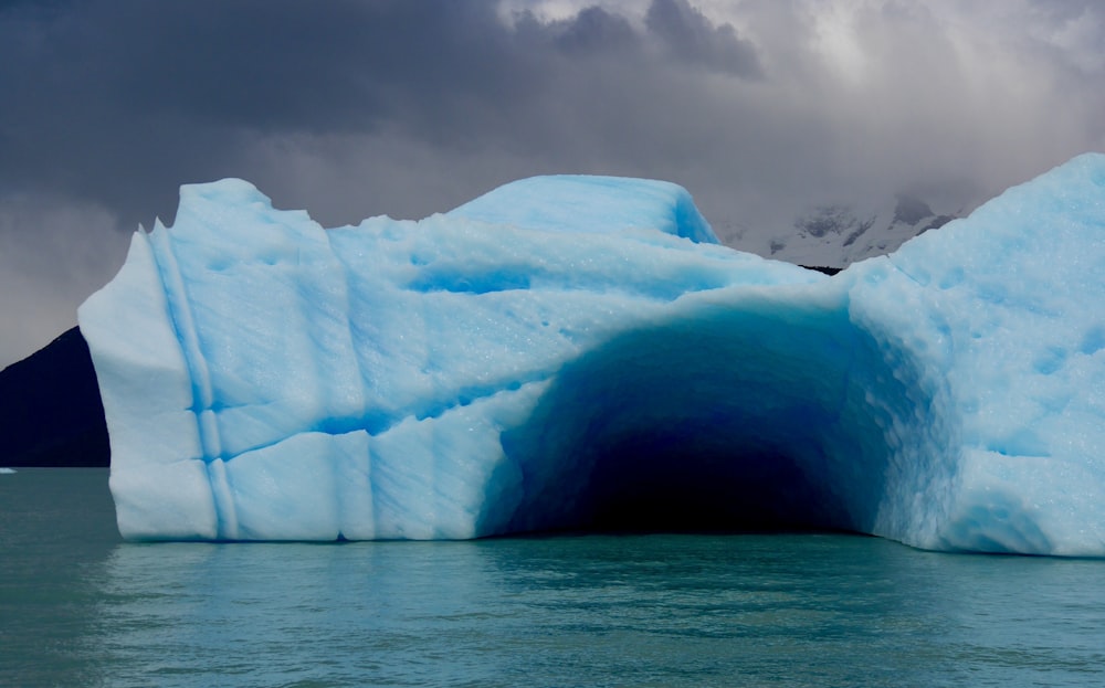 caverna de gelo no topo do corpo de água