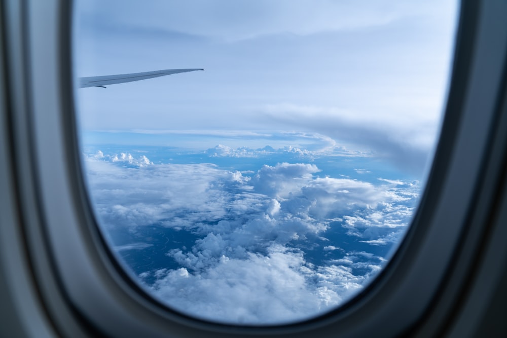 nubes blancas a través de una ventana de vidrio transparente durante el día