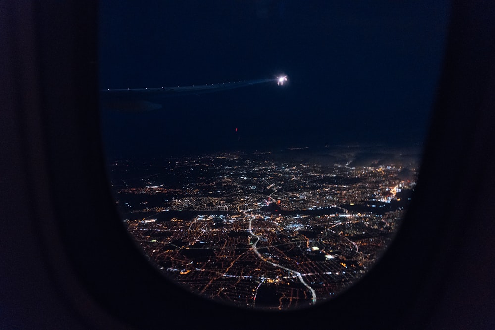 Vista a volo d'uccello dell'edificio della città durante la notte