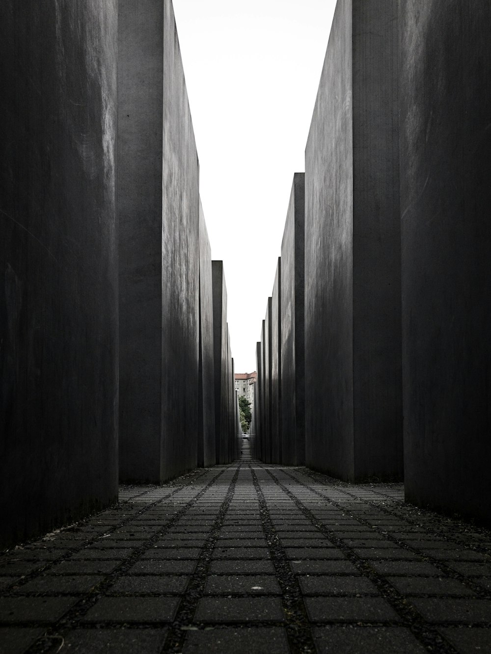 Fotografía de primer plano de un edificio de hormigón gris