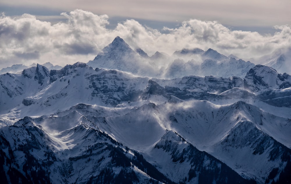 cobertura de montanha com gelo e nevoeiro