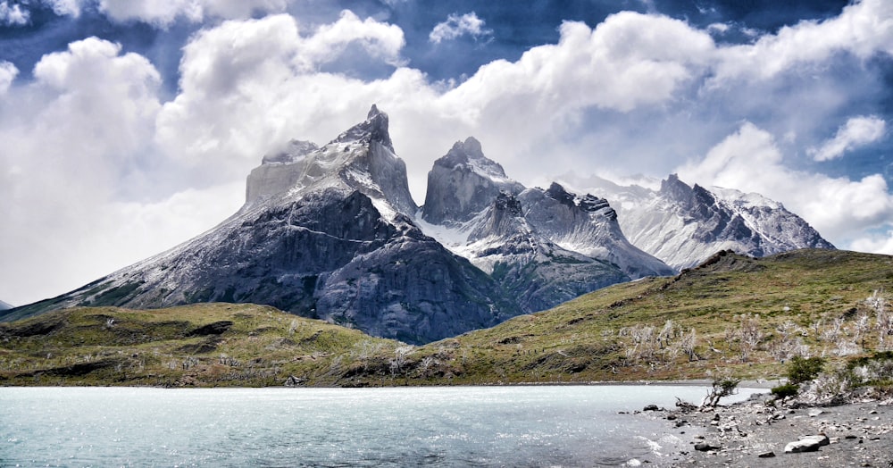 Foto de montaña cubierta de nieve