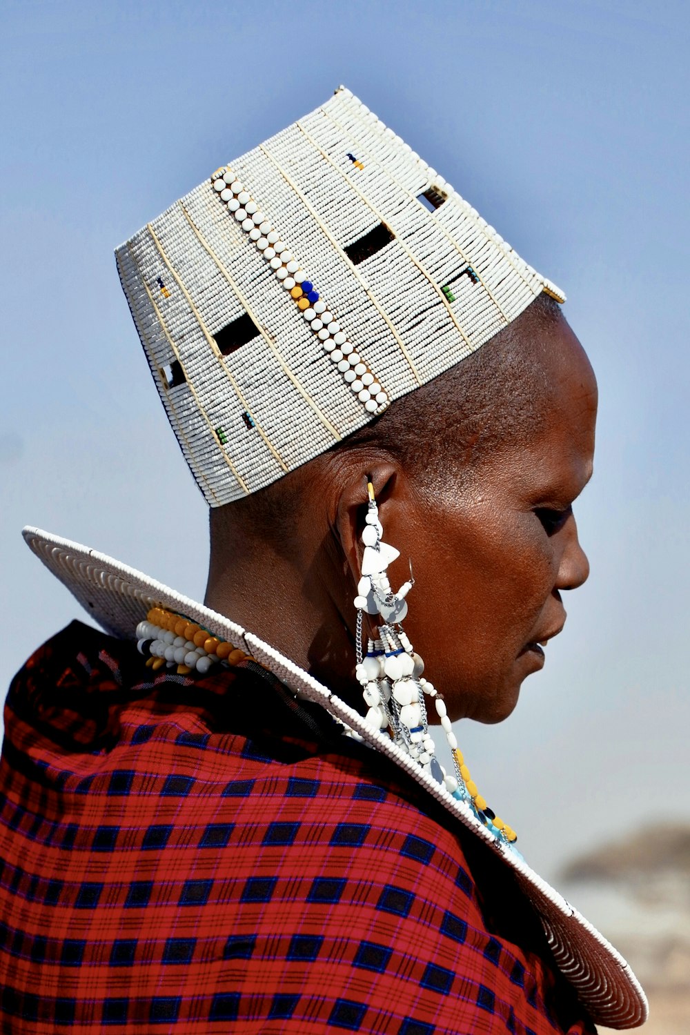Selektive Fokusfotografie einer Frau in traditioneller Kleidung