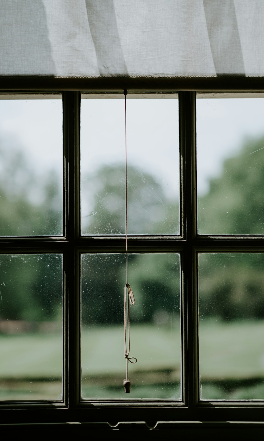Foto con messa a fuoco selettiva della finestra di vetro incorniciata in legno nero chiusa