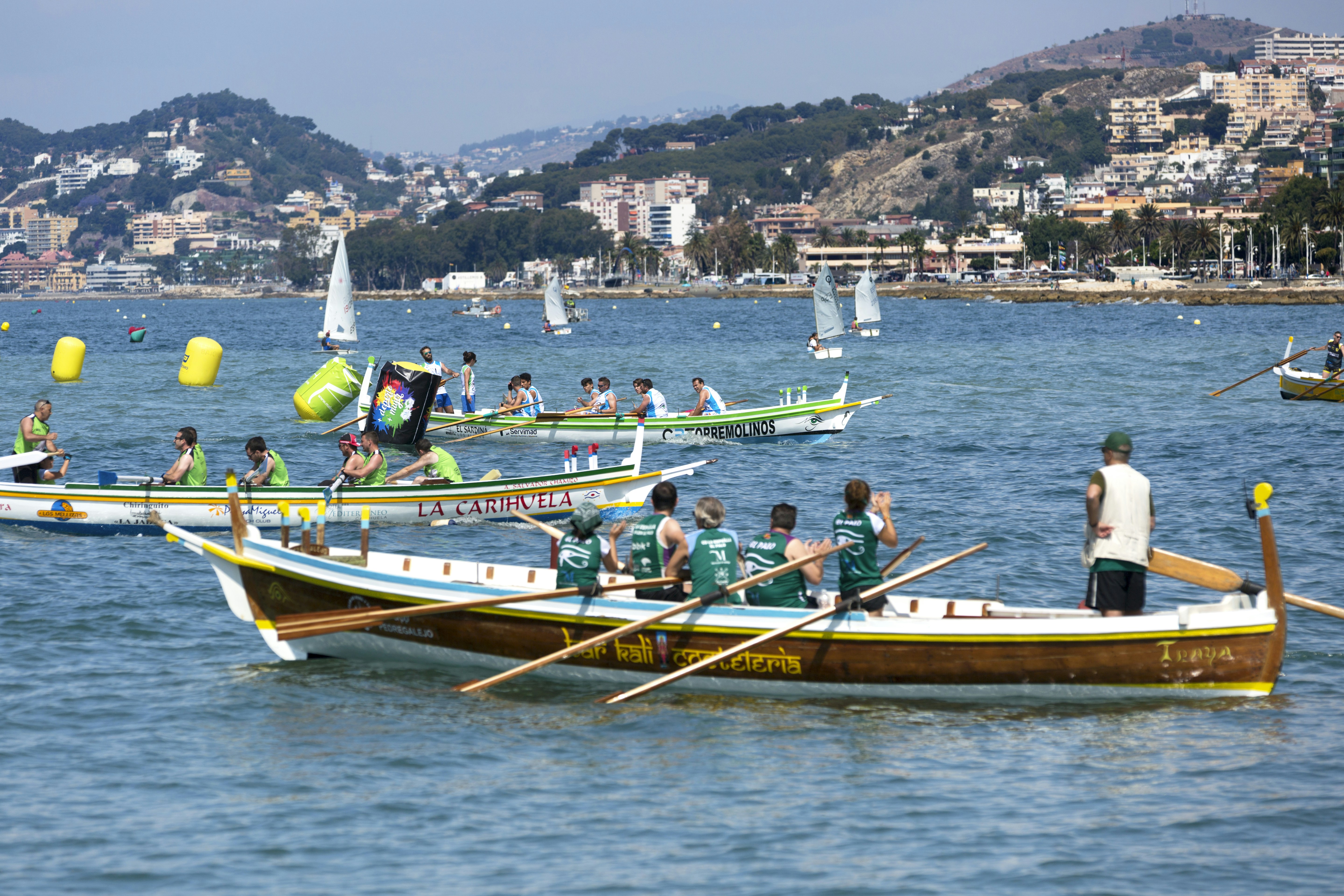Primera Regata de Jábegas de la liga de este año 2018 que se celebró el pasada dia 2 de Junio de 2018 en las aguas que circundan el Puerto Deportivo de El Candado de Málaga. En el exterior del campo de regatas practicaban la navegación a vela los niños y niñas de la escuela de El Candado.
