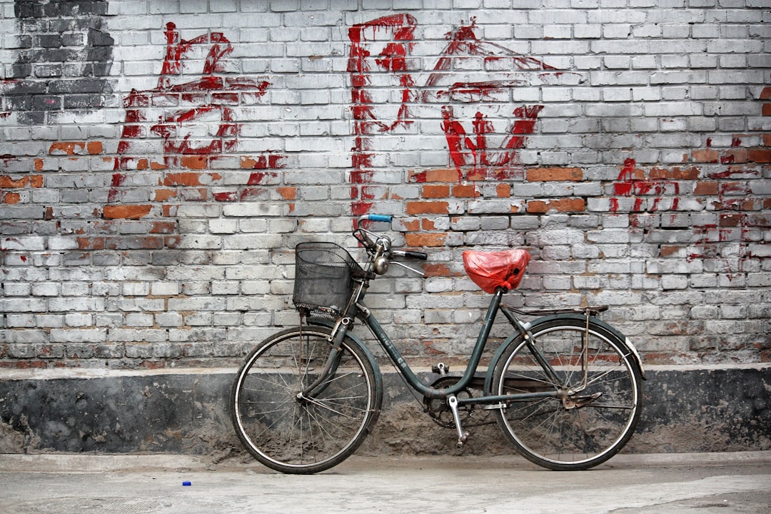 step-through bicycle on wall, A Pékin, j’ai visité la « Cité interdite » et le « temple du ciel », mais aussi les « Hutong » qui sont des quartiers populaires constitués de maisons basses construites selon l’architecture traditionnelle.