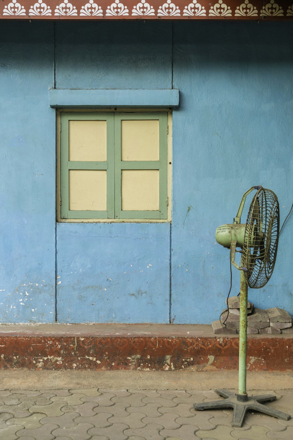 ventilador de pedestal marrom