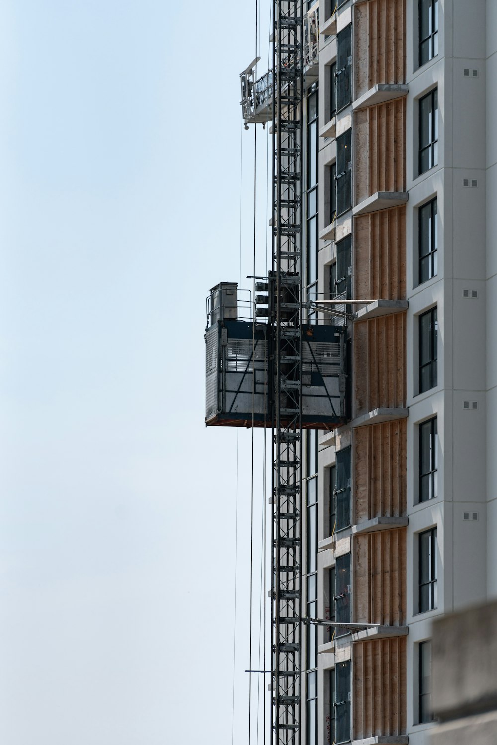 edificio in cemento bianco e nero di giorno