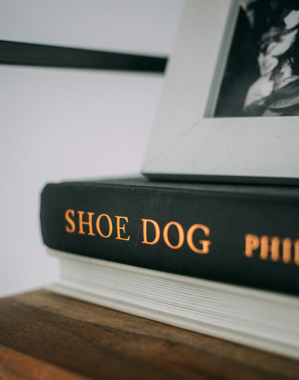 ein Paar Schuhe, die auf einem Buch sitzen
