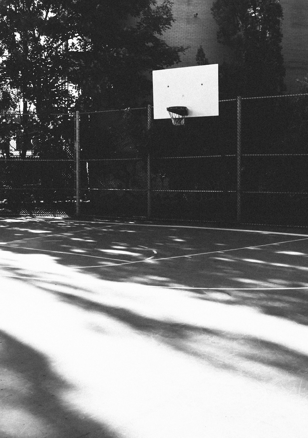 Aro de baloncesto blanco en cancha al aire libre