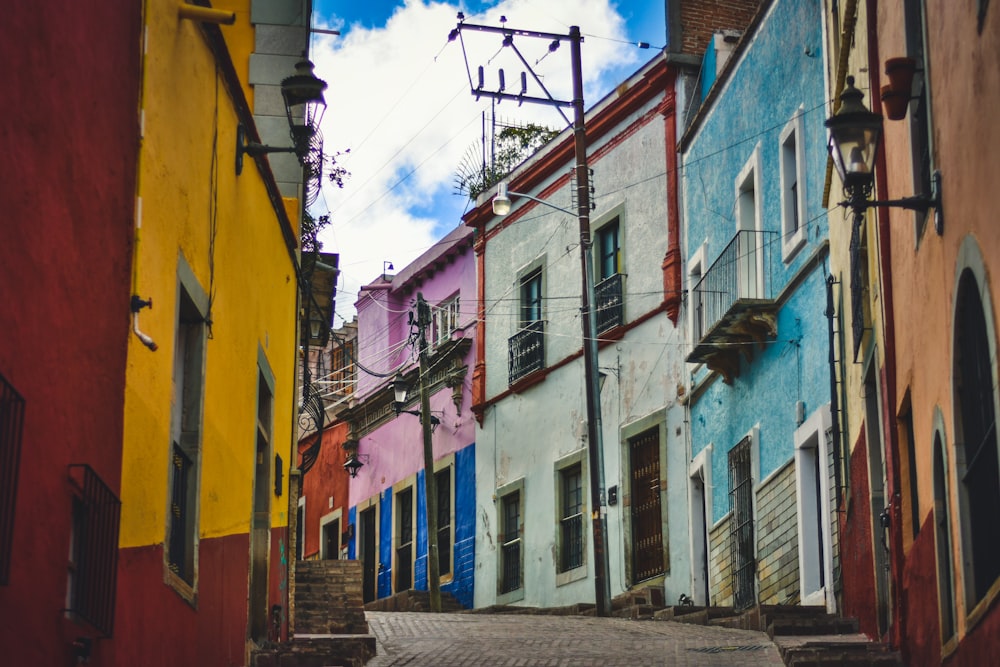 Casas de colores variados durante el día