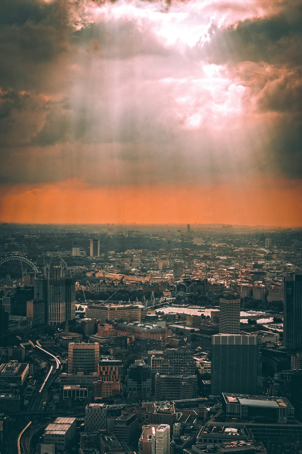 Paysage urbain pendant la photographie aérienne de l’heure dorée