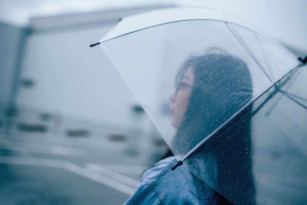 fotografia macro da foto da mulher segurando o guarda-chuva