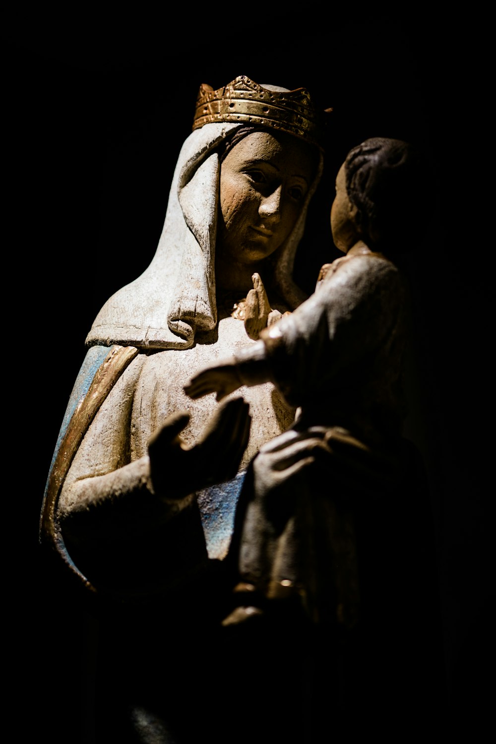 uma estátua de uma mulher que segura uma criança