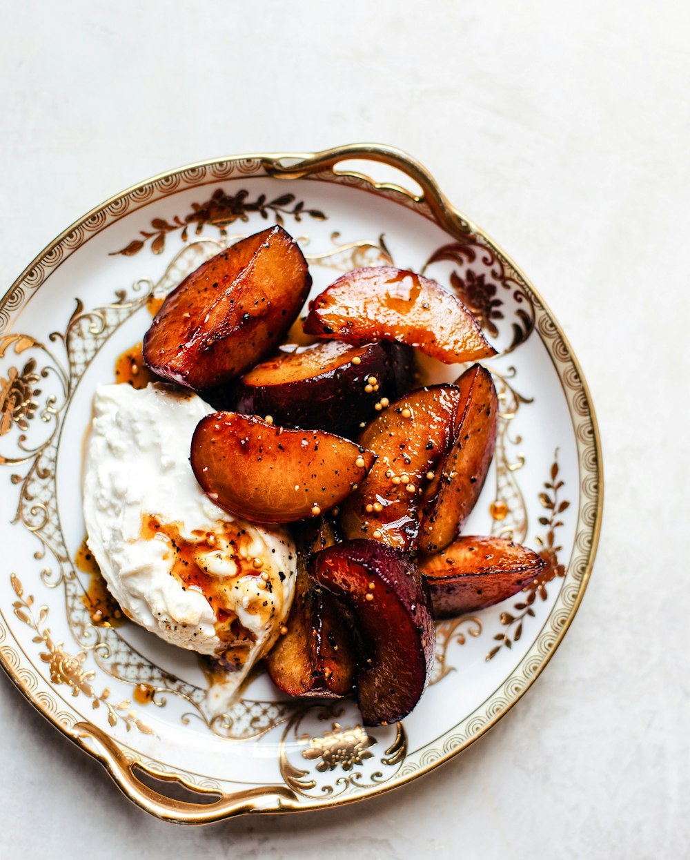 um prato branco coberto com comida em cima de uma mesa