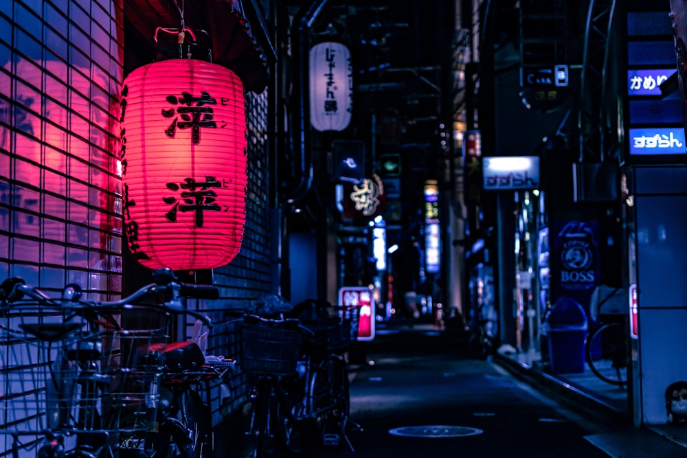 야간에 도시 자전거 위에 일본 등불