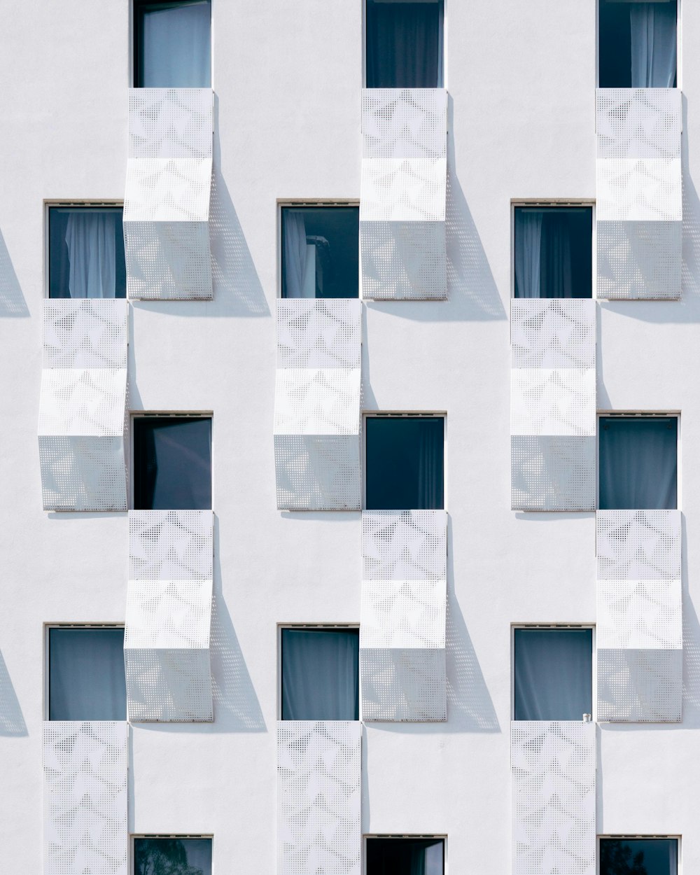 Gebäude aus weißem Beton
