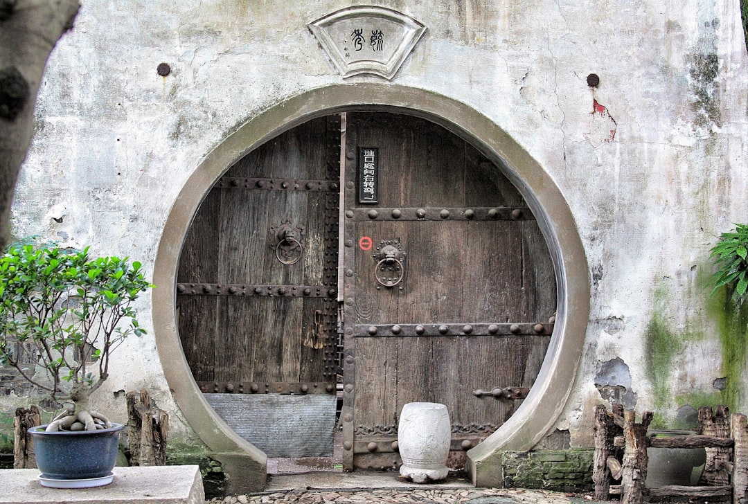 round black wooden closed door, Zhouzhuang est appelée « Venise de l’Extrême-Orient » en raison de ses nombreux canaux e