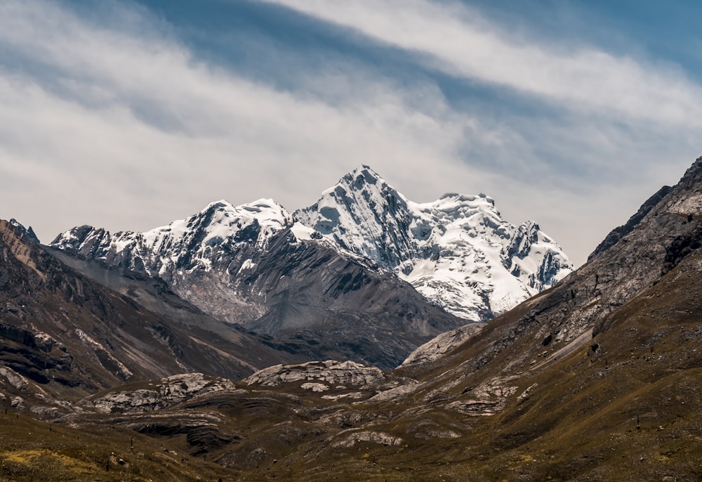 Montaña negra cubierta de nieve