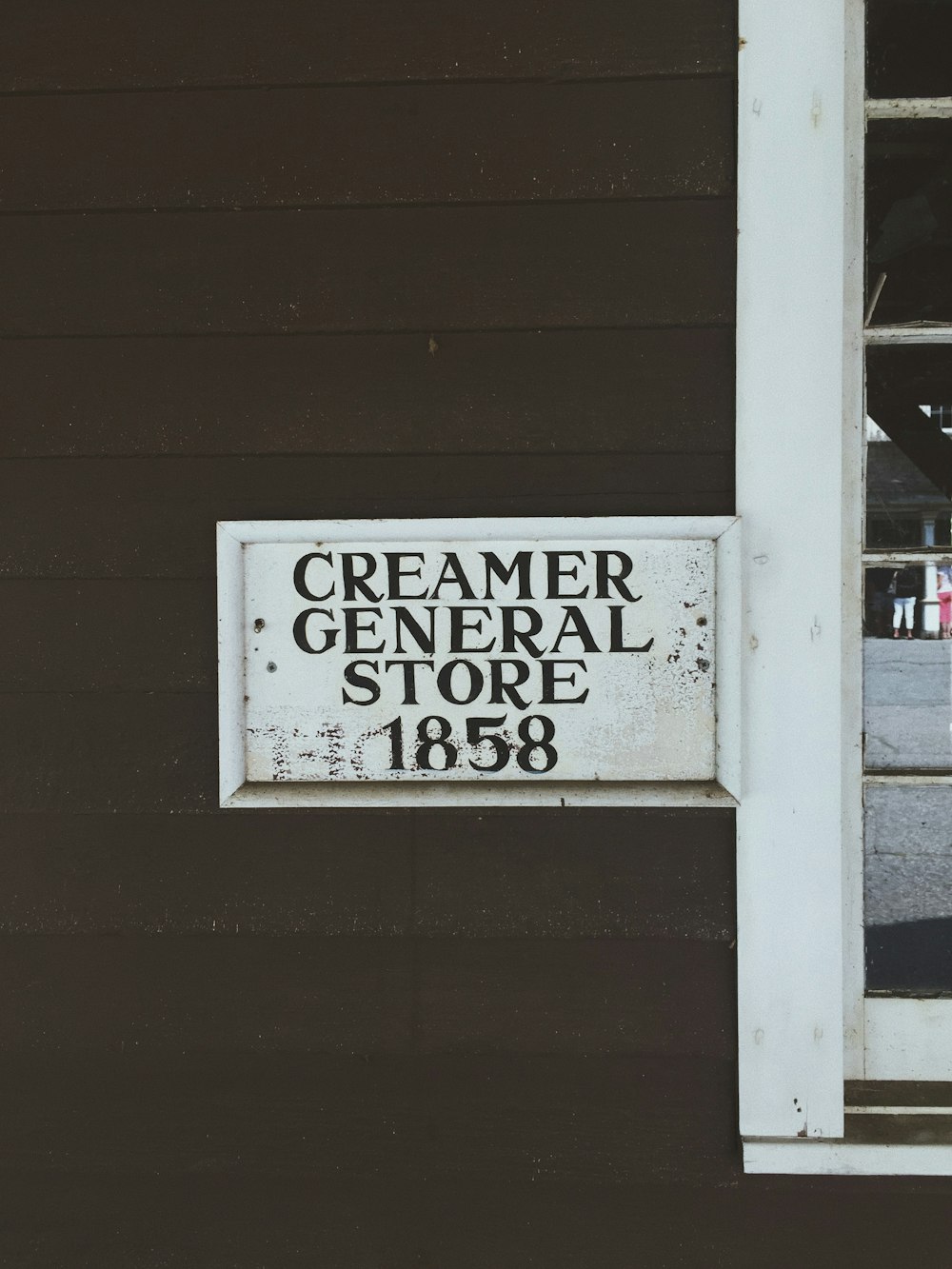 1858 Insegna del Creamer General Store su parete di legno