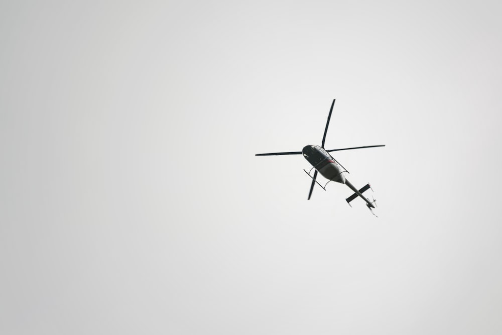 웜스 아이 - 비행 검은 헬리콥터의 모습