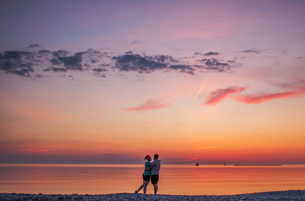 couple s’étreignant près du bord de mer