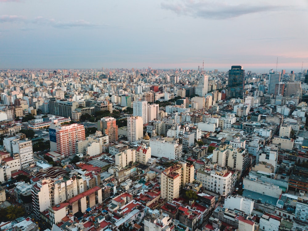 Vista aérea de la ciudad bajo el cielo nublado durante el día