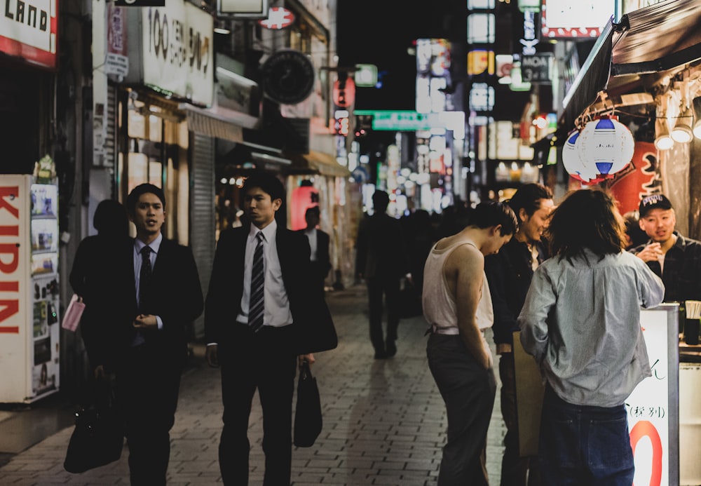 Persone per strada durante la notte