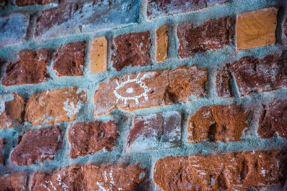 Foto einer braunen Betonziegelwand