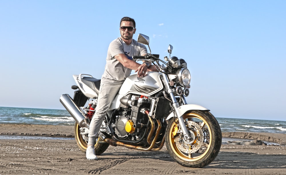 hombre montando en motocicleta en la costa