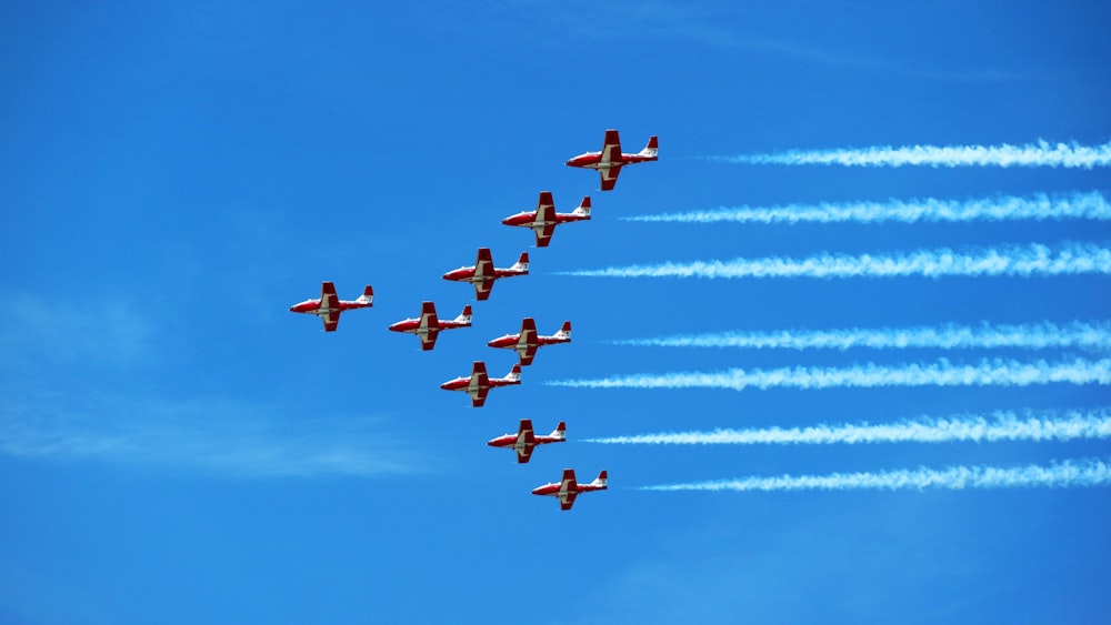 avião fazendo cerimônia aérea