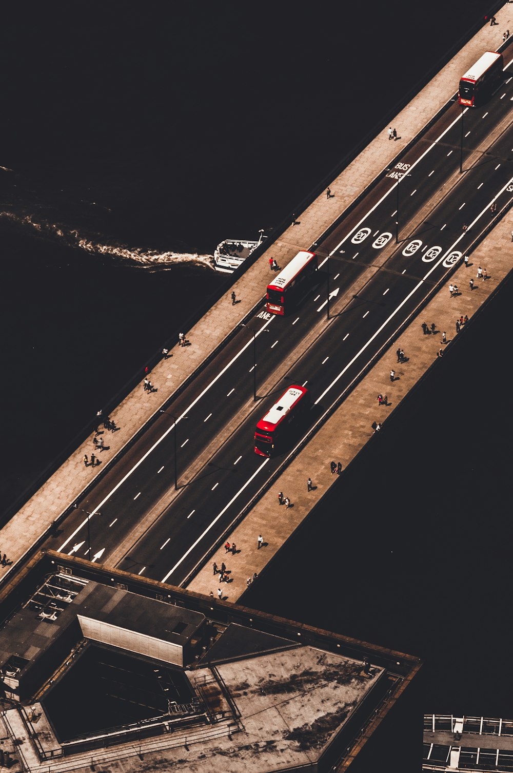 Photographie aérienne d’un véhicule sur la route au-dessus d’un plan d’eau