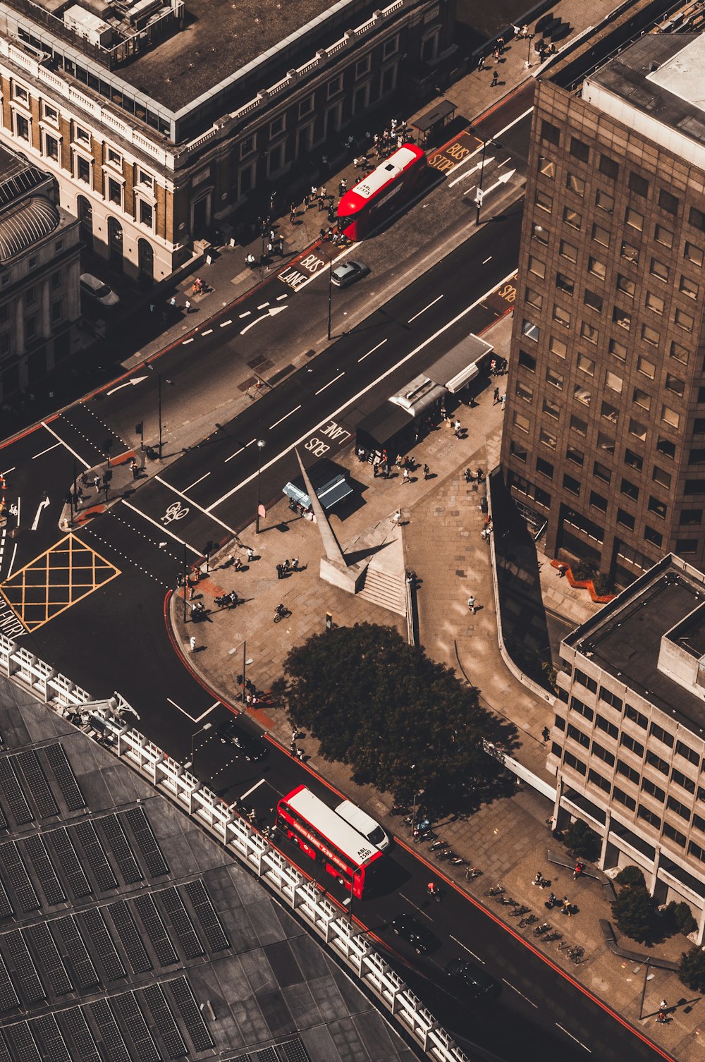 Fotografía aérea de vehículos y personas en la ciudad