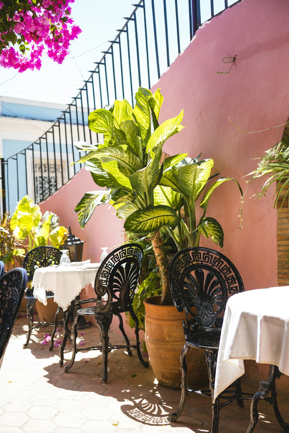 Geschichten und Stühle an einer Terrasse