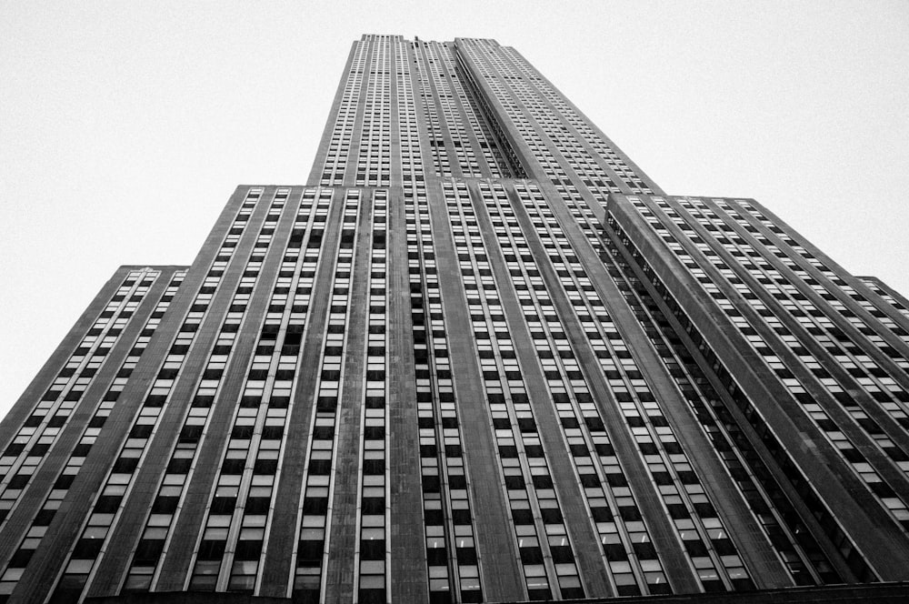 Photographie en contre-plongée d’un immeuble de grande hauteur