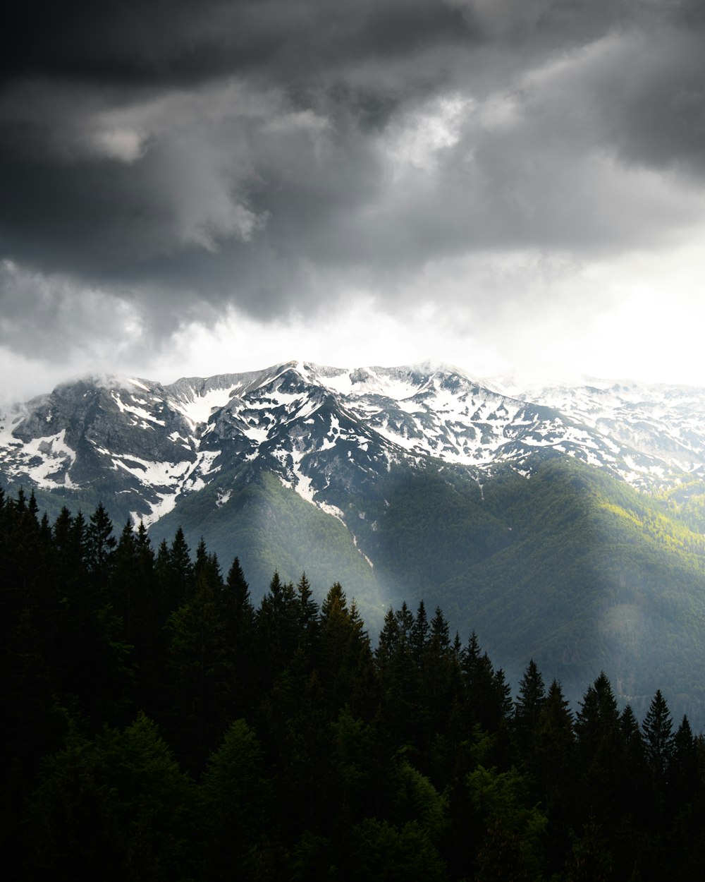 Blick aus der Vogelperspektive auf Berge und bewölkten Himmel