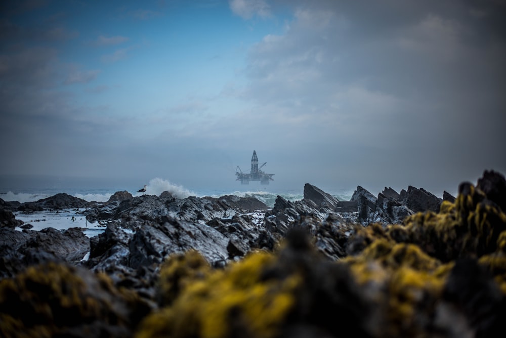 Rocas negras y grises durante el día