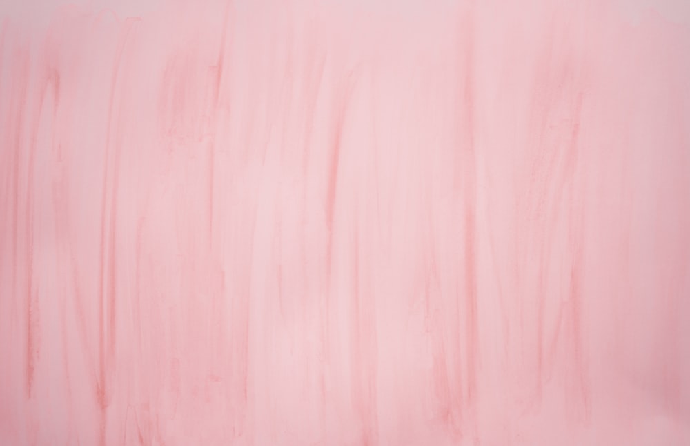 une peinture de lignes roses et blanches sur un mur