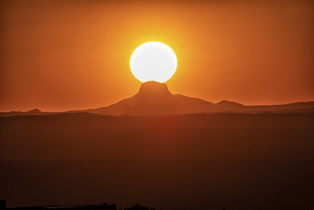 Silhouette der Bergkette bei Sonnenaufgang