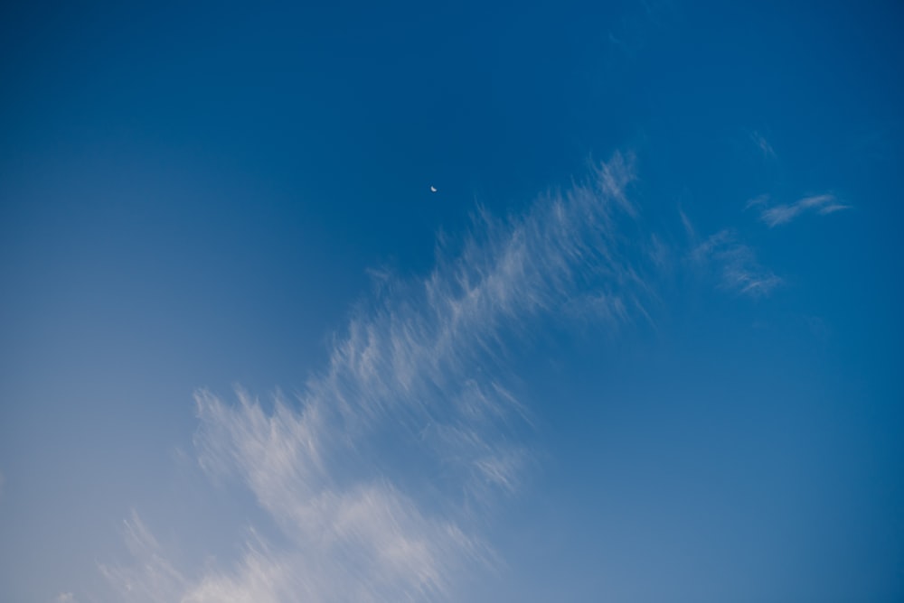 nubes blancas en el cielo azul