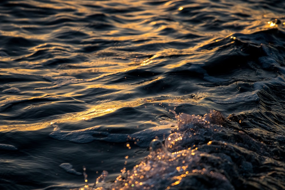 Plan d’eau avec reflet du soleil