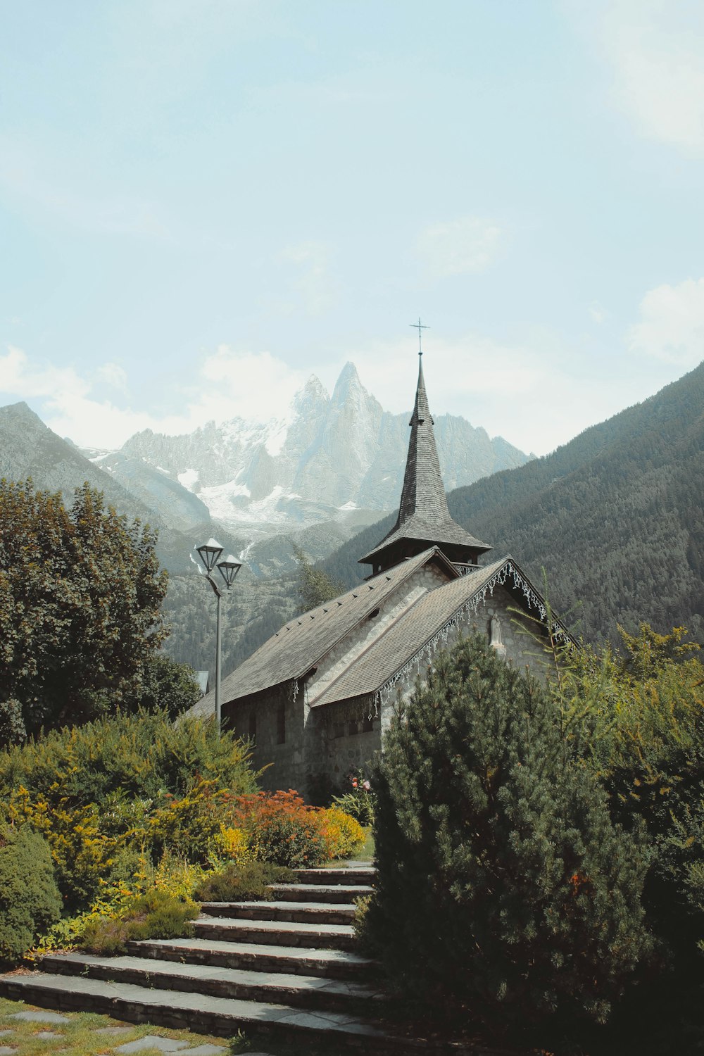 Igreja cinzenta ao lado da montanha