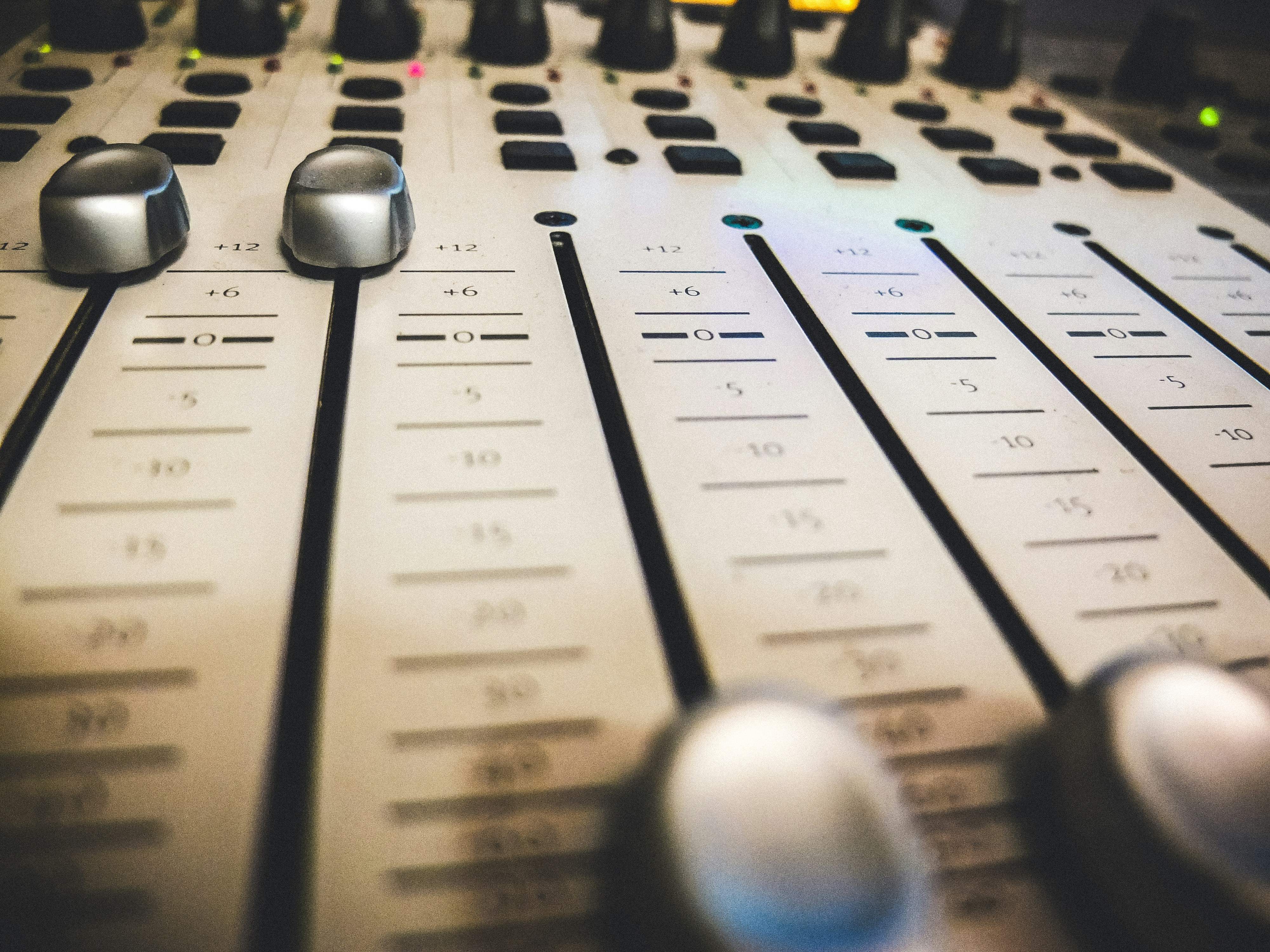 华为壁纸放大后失真？解码背后的技术逻辑与用户感知