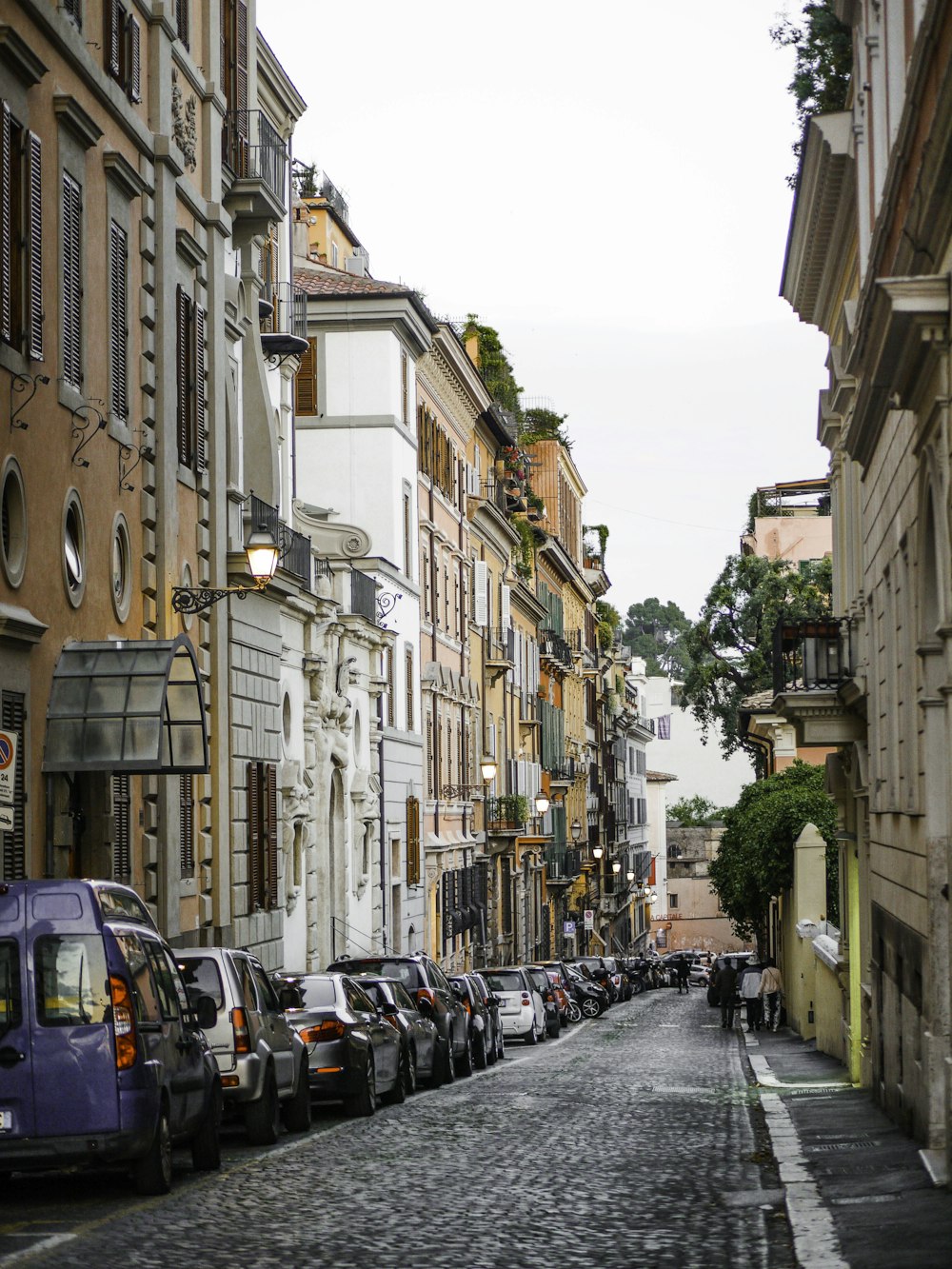 auto parcheggiata accanto alla fotografia dell'edificio