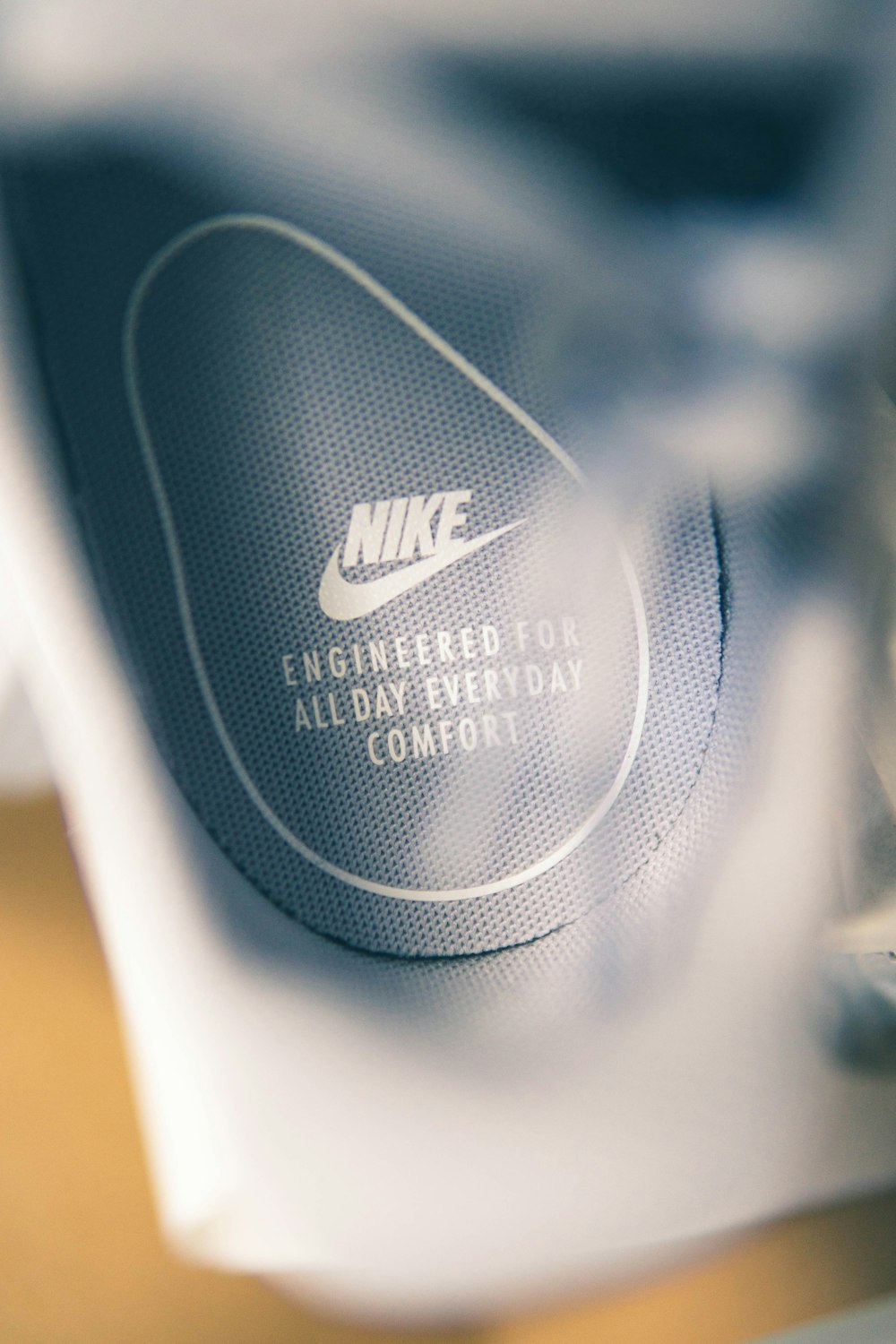 fotografia de foco seletivo do logotipo da Nike