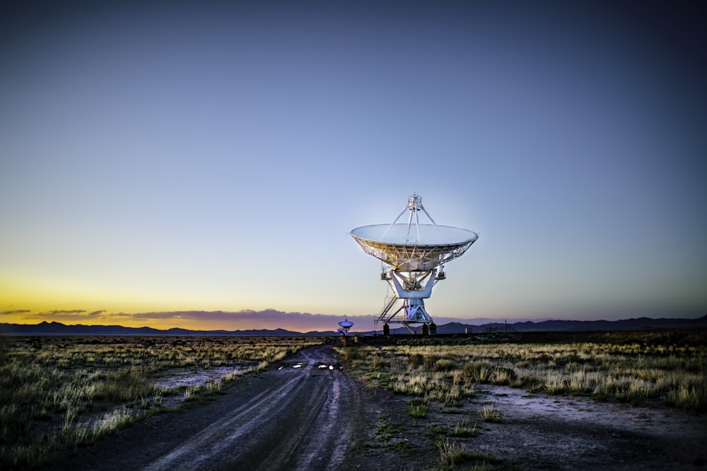 Télescope radar blanc sur un terrain en herbe