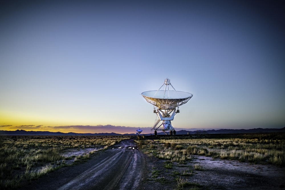 草原の白いレーダー望遠鏡