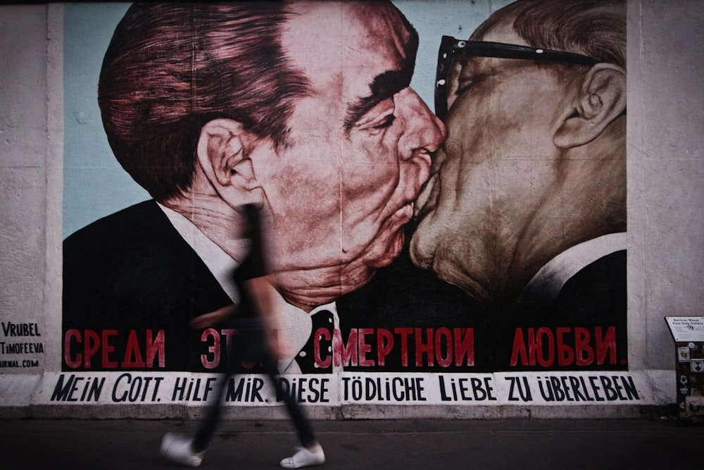 deux personnes s’embrassant art mural
