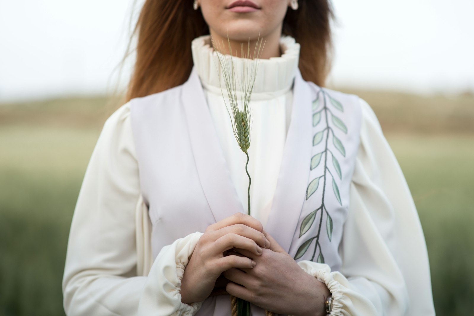 Nikon D800 + Sigma 85mm F1.4 EX DG HSM sample photo. Woman holding leafed plant photography